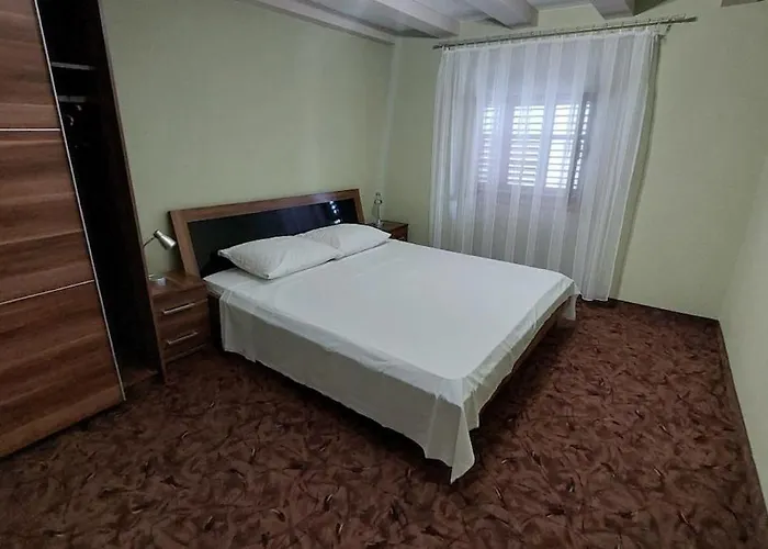 Family In Old Town Apartman