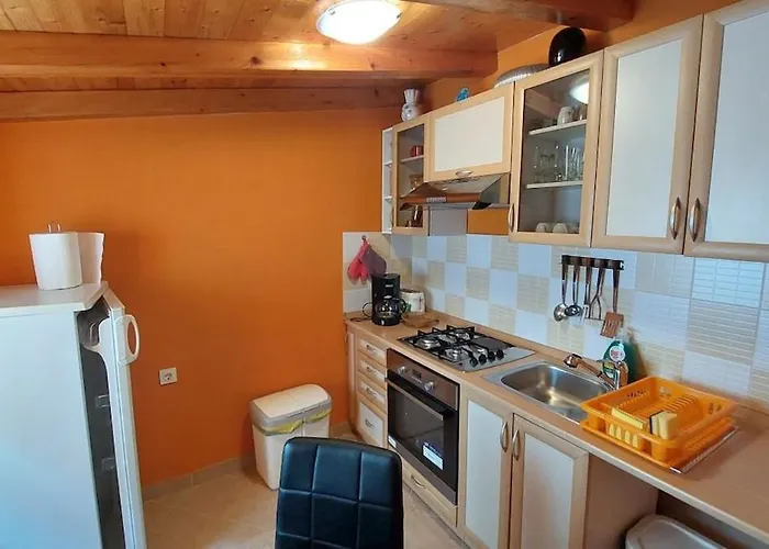 Family In Old Town Apartman Cres